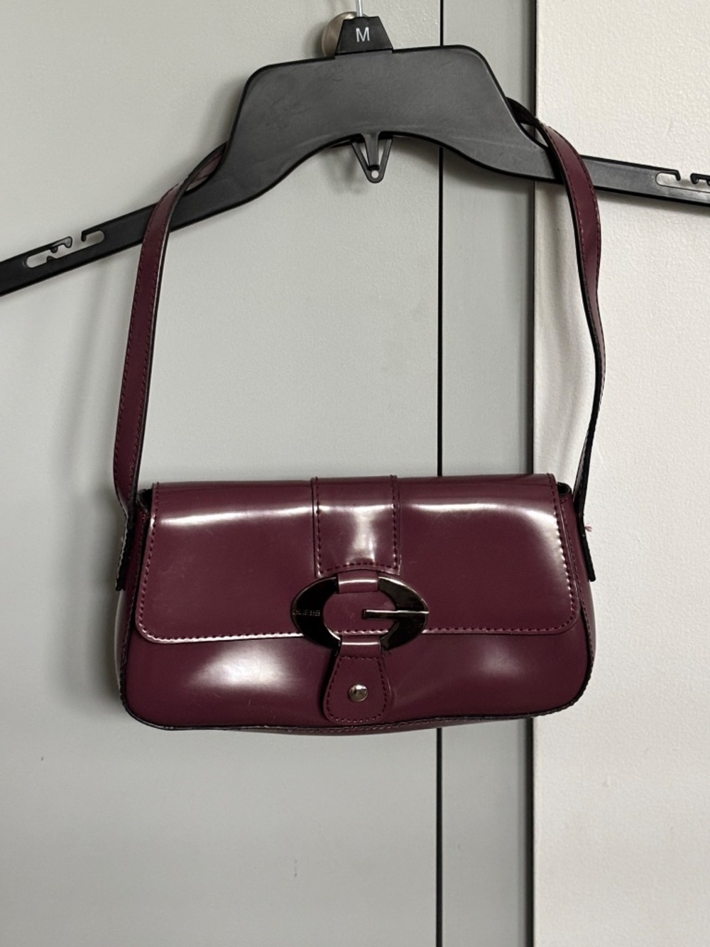 Vintage Y2K Guess Maroon Patent Finish Shoulder Bag Handbag Buckle Purse 2000's - Picture 13 of 15